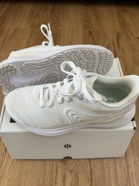 lululemon Women's White Blissfeel Run 2 Sneakers (never worn)